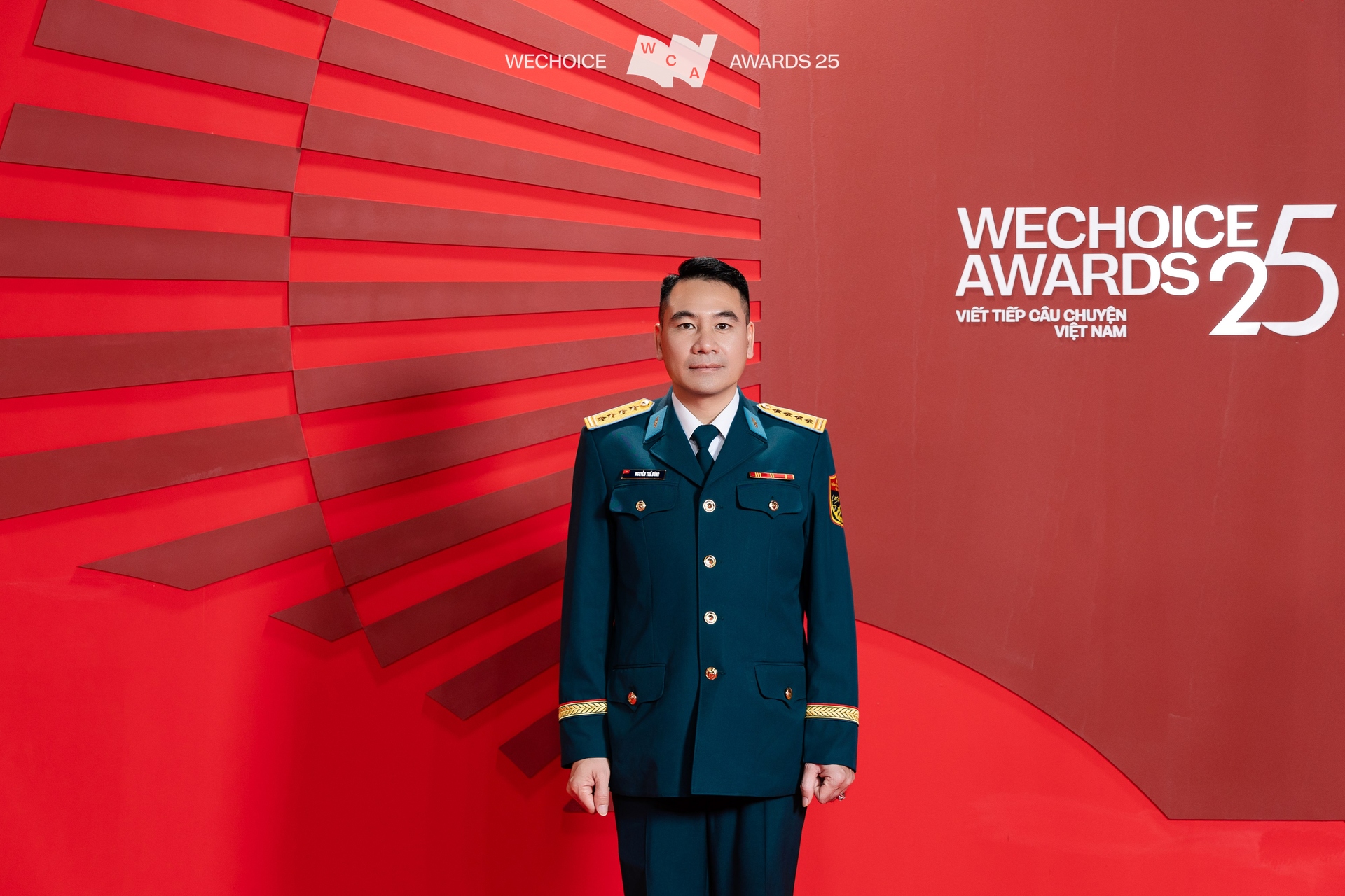 Đại tá, phi công cấp 1 Nguyễn Thế Dũng đứng cạnh Đại uý Đào Văn Bình: Phía sau bức ảnh gây bão mạng- Ảnh 2.