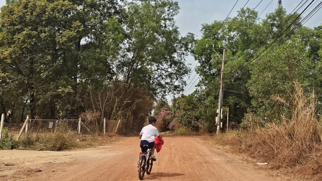 Ám ảnh với bụi đất đỏ khi đi qua đường Lò Lu ở phường Chánh Hiệp, TPHCM- Ảnh 2.