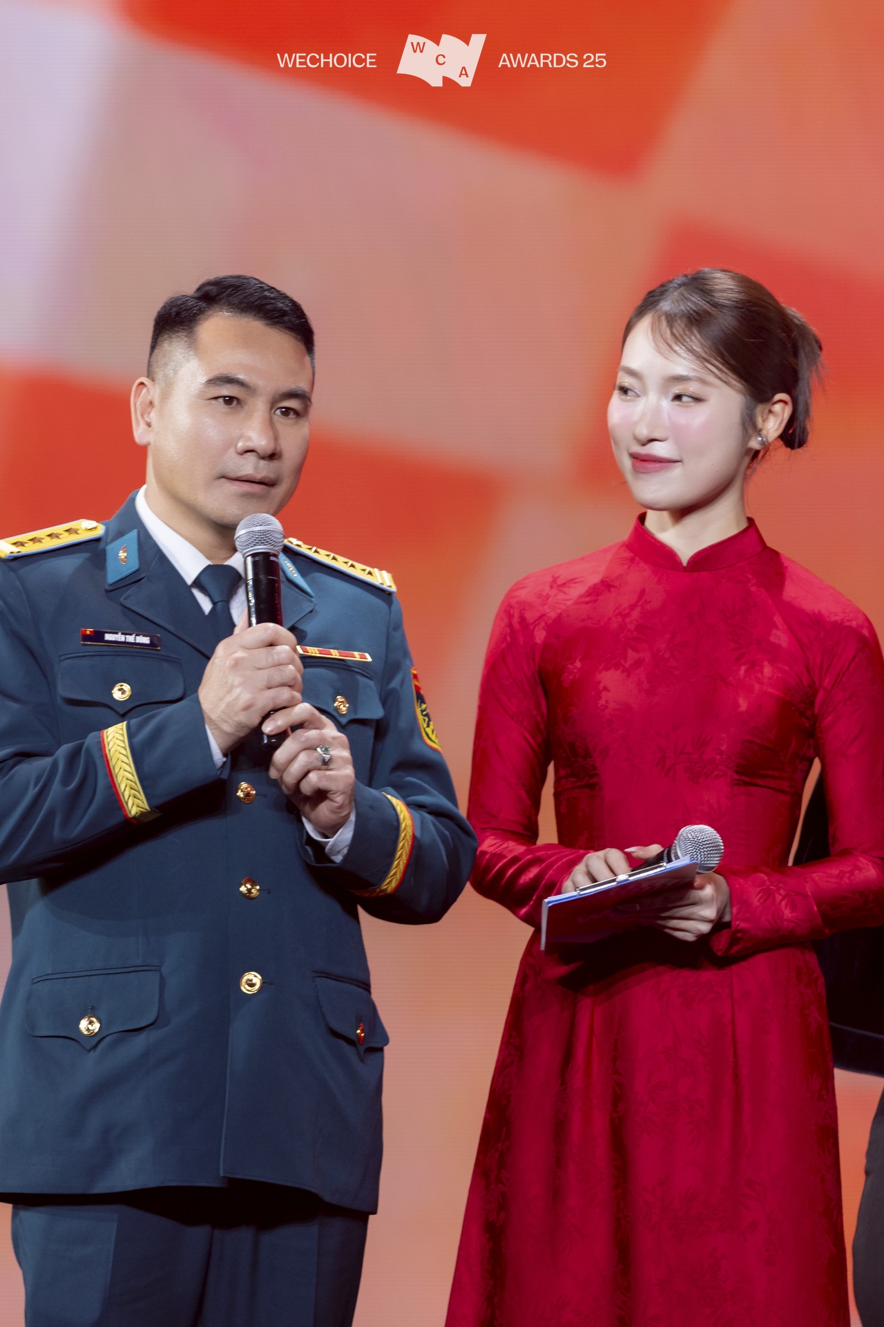 Đại tá, phi công cấp 1 Nguyễn Thế Dũng đứng cạnh Đại uý Đào Văn Bình: Phía sau bức ảnh gây bão mạng- Ảnh 6.