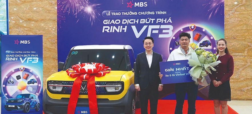 Khách hàng bay 2.000 km nhận xế hộp, tung ưu đãi “All-in-one”