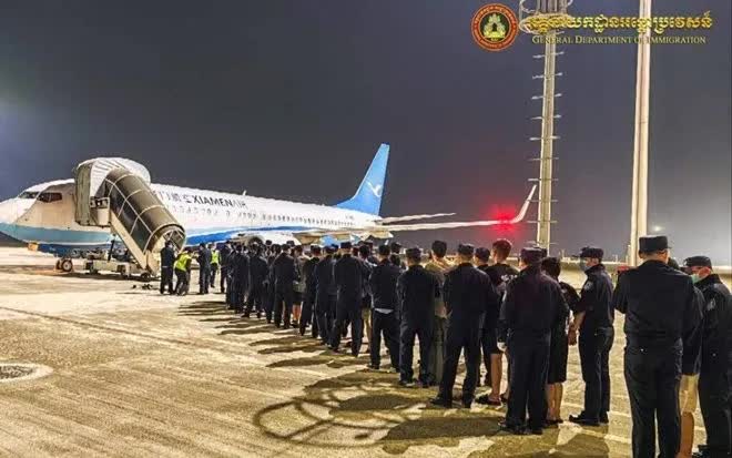 Campuchia trục xuất hơn 1.000 người liên quan lừa đảo trực tuyến - Ảnh 1.