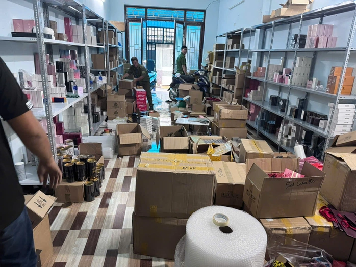 Các tổ công tác đồng loạt khám xét nhiều kho hàng, bắt giữ bà chủ Lê Thị Kim Tuyến và 3 người- Ảnh 2.