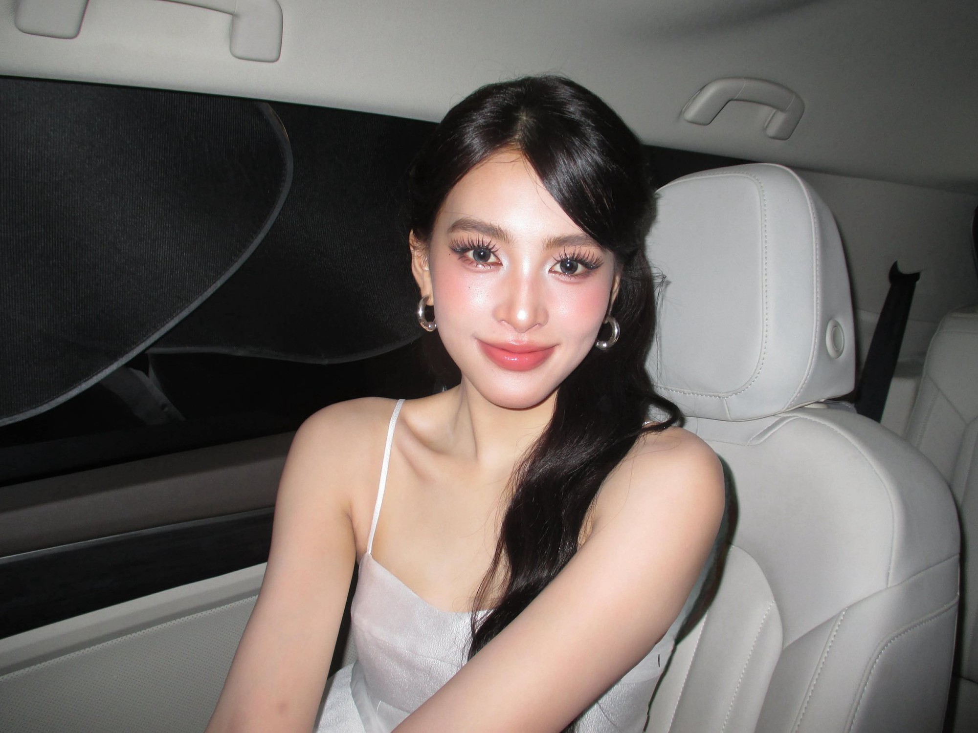 Gây tranh cãi vì tham gia sự kiện có logo app cá cược, Hoa hậu Tiểu Vy xin lỗi- Ảnh 2. Gây tranh cãi vì tham gia sự kiện có logo app cá cược, Hoa hậu Tiểu Vy xin lỗi- Ảnh 2.