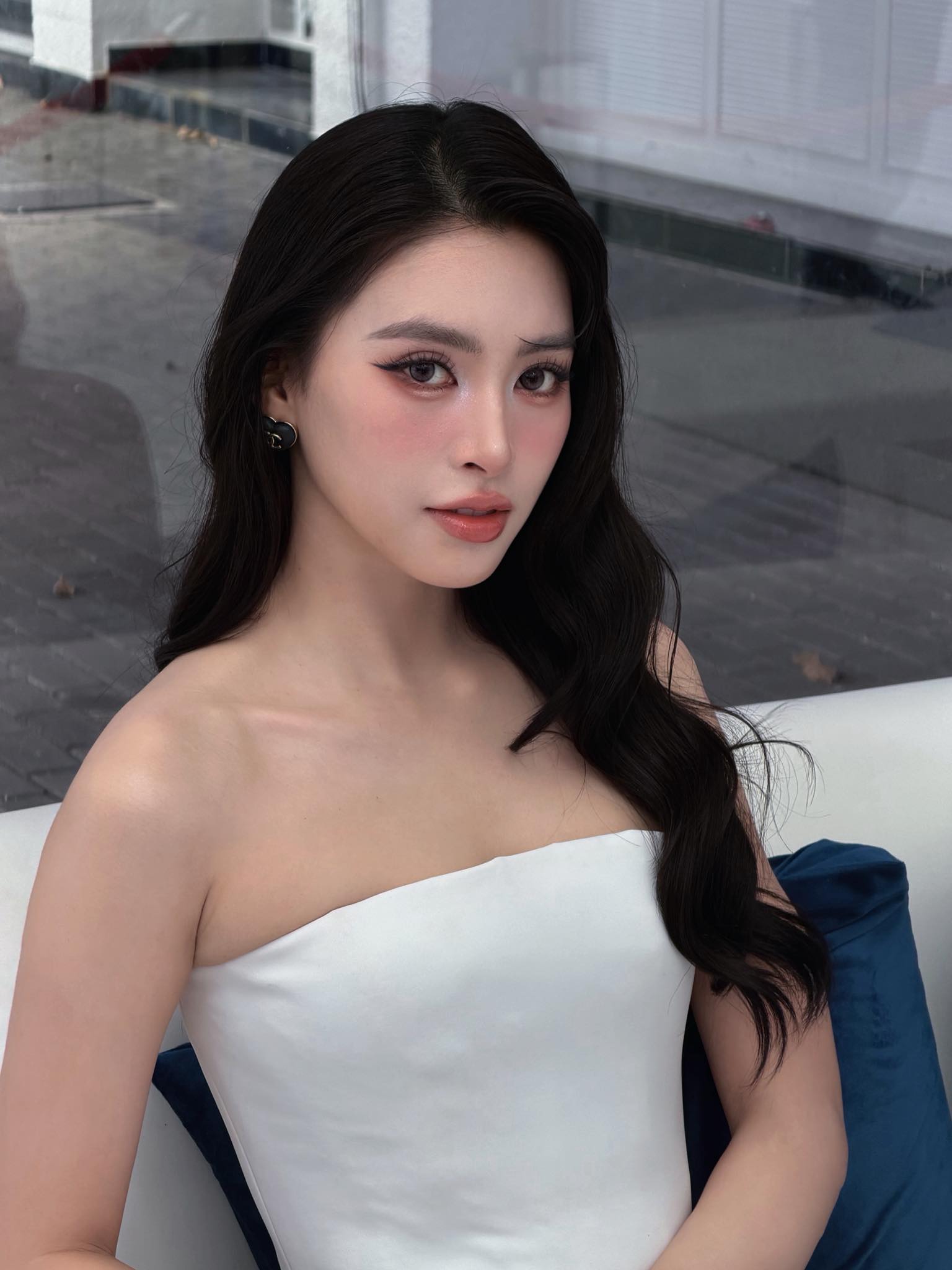 Gây tranh cãi vì tham gia sự kiện có logo app cá cược, Hoa hậu Tiểu Vy xin lỗi- Ảnh 1. Gây tranh cãi vì tham gia sự kiện có logo app cá cược, Hoa hậu Tiểu Vy xin lỗi- Ảnh 1.