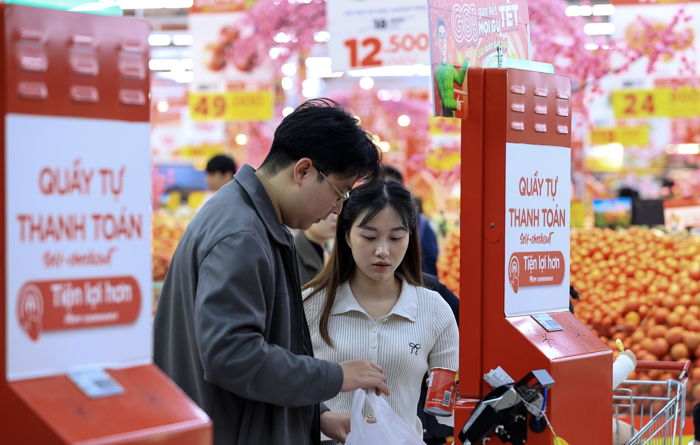 Nhộn nhịp thị trường mua sắm Tết Bính Ngọ