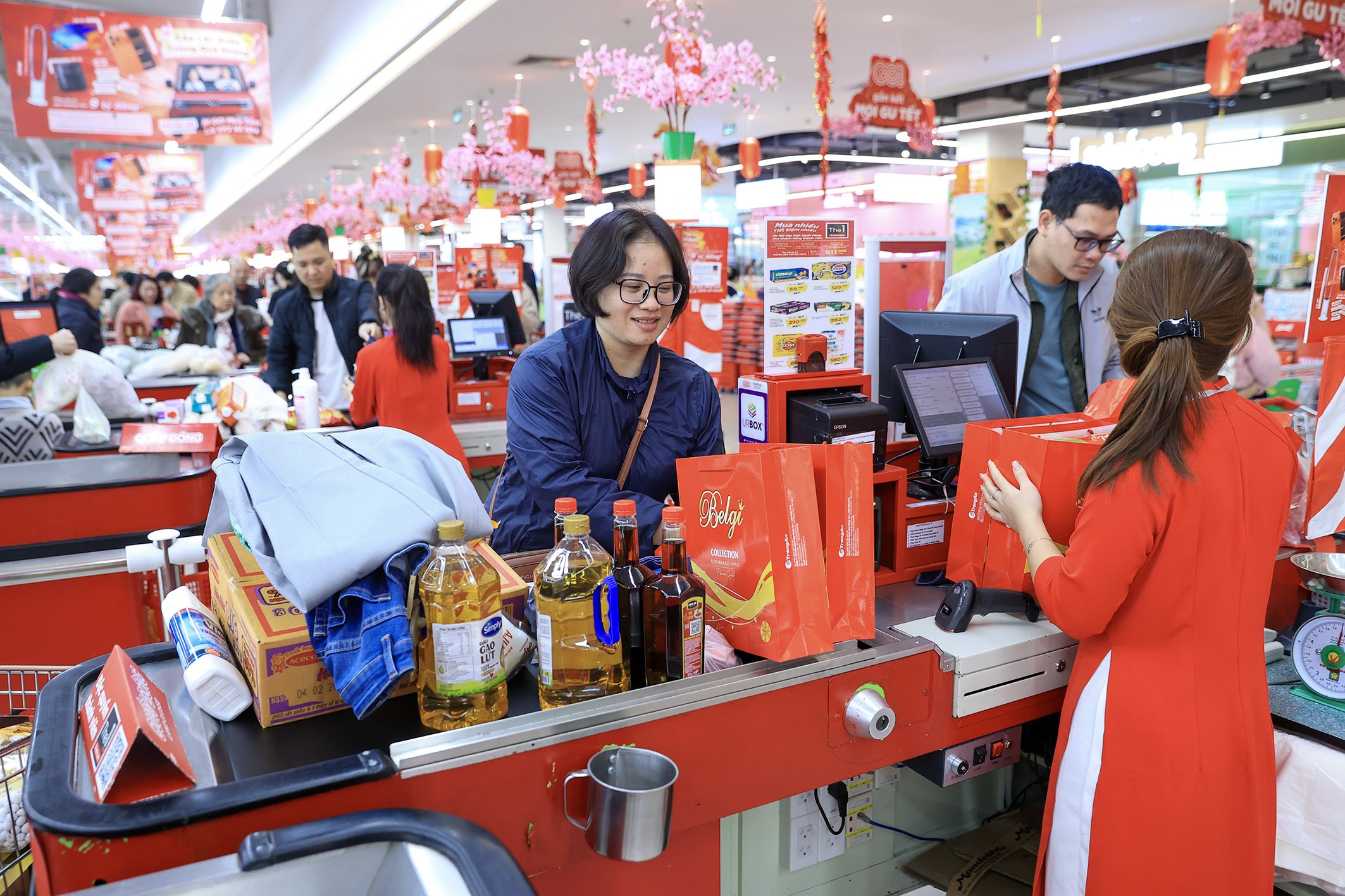 Nhộn nhịp thị trường mua sắm Tết Bính Ngọ