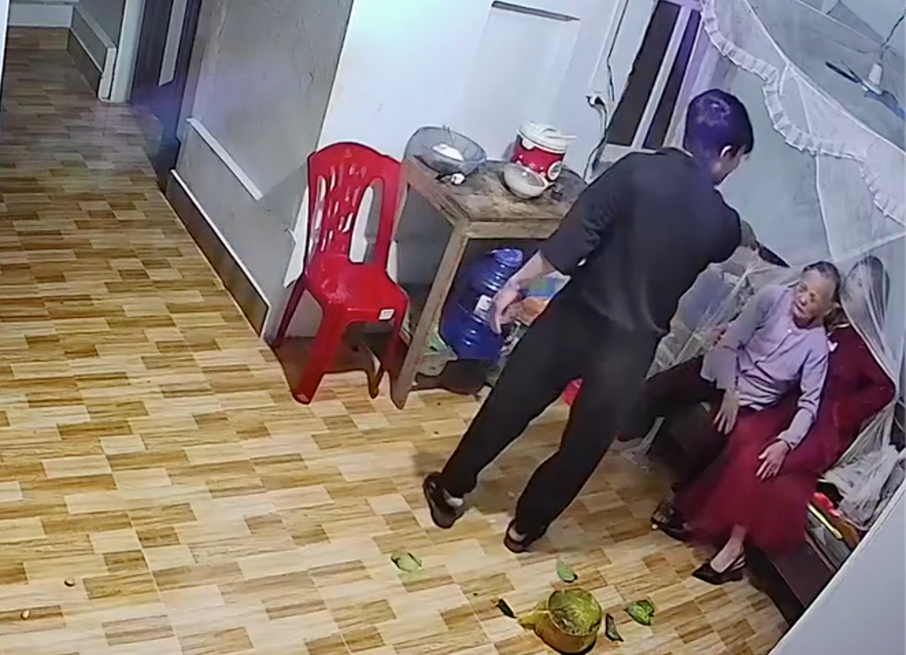 Xôn xao đoạn clip con trai đánh mẹ gãy tay tối mùng 3 Tết- Ảnh 2.