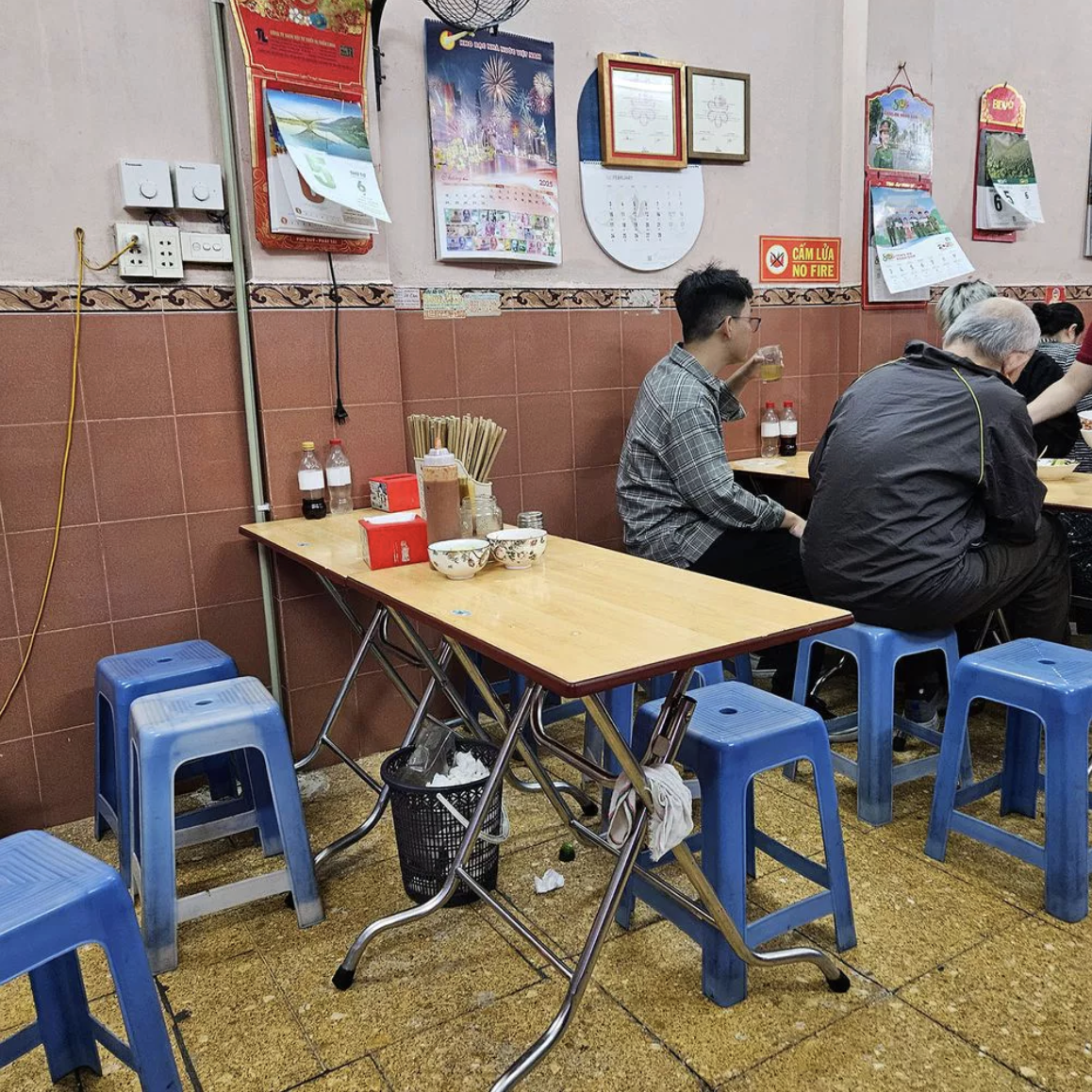 2 quán ăn trong danh sách Michelin Hà Nội bị xử phạt về an toàn thực phẩm, một loạt hàng nổi tiếng khác cùng nằm trong danh sách- Ảnh 2.