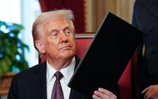 Tổng thống Donald Trump nâng thuế quan toàn cầu lên 15%, đầu tư chứng khoán ra sao?