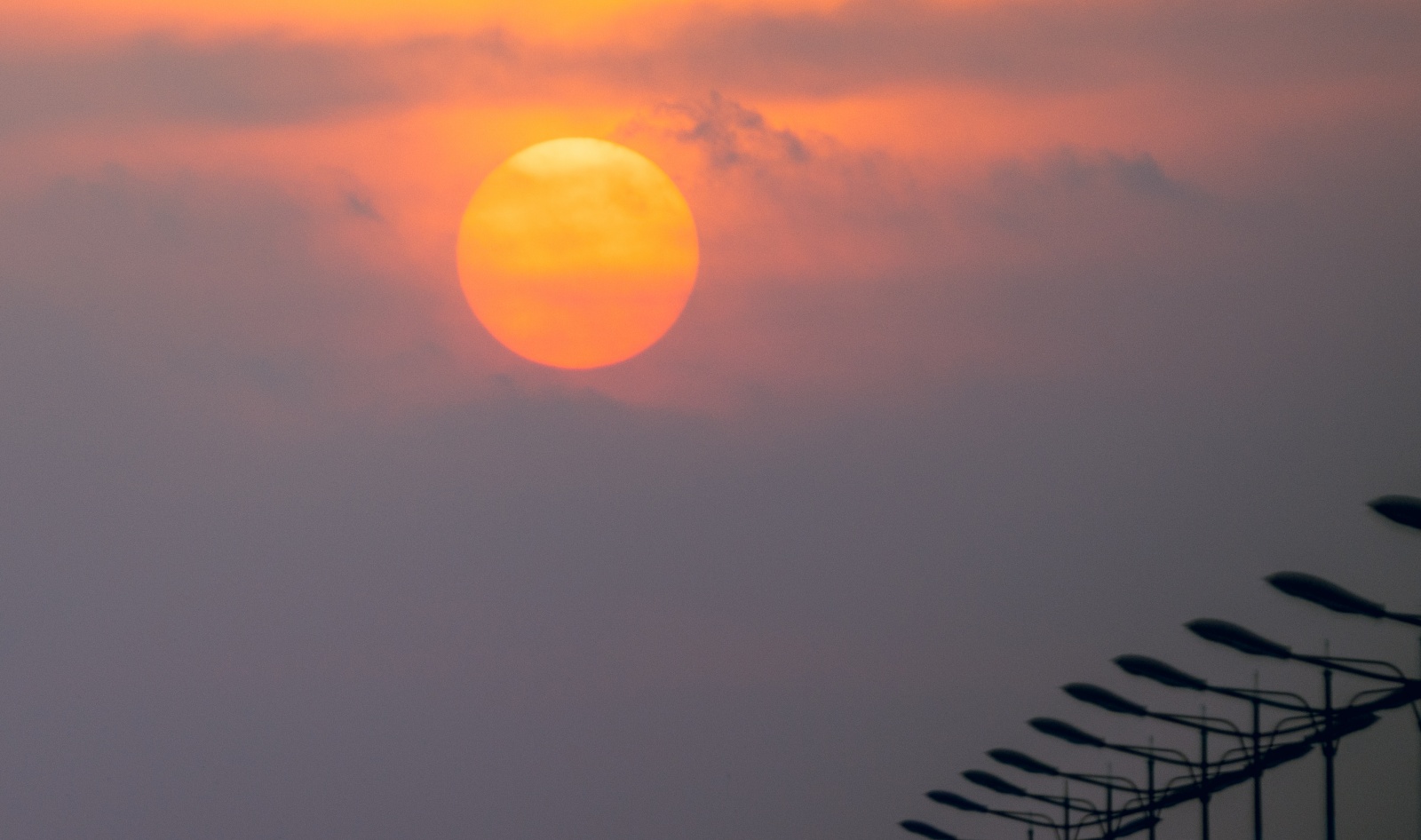 Cảnh tượng đẹp choáng ngợp chiều mùng 7 ở TP.HCM- Ảnh 1.