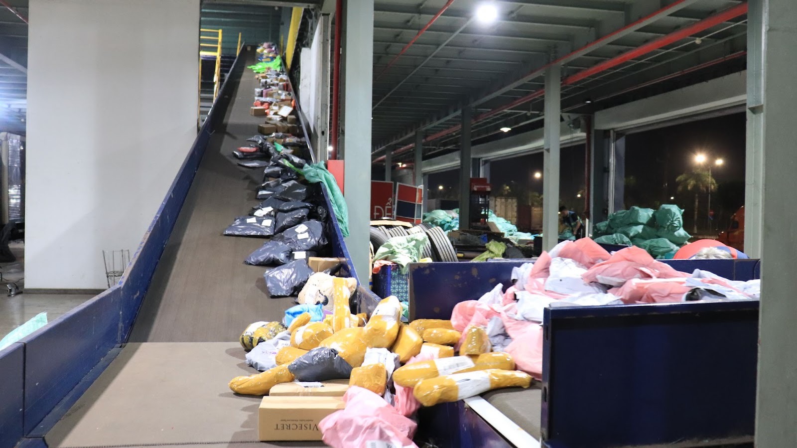 Bên trong một trung tâm giao nhận ngày giáp Tết: nhân viên 