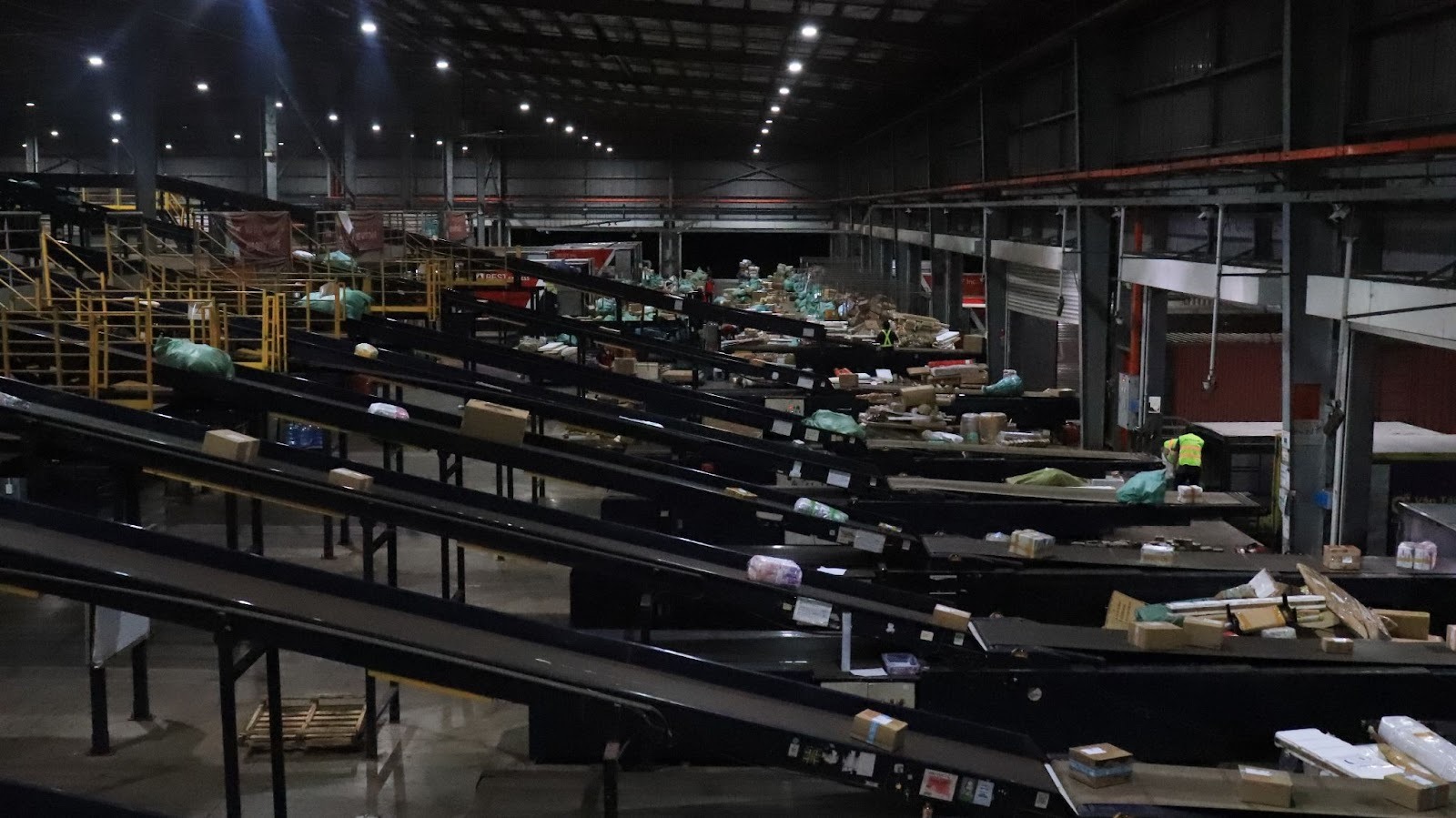 Bên trong một trung tâm giao nhận ngày giáp Tết: nhân viên 