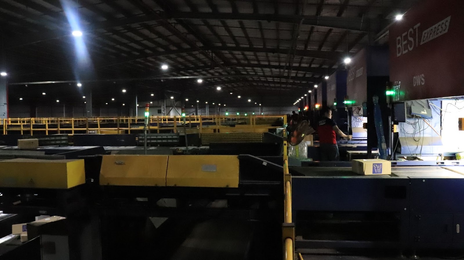 Bên trong một trung tâm giao nhận ngày giáp Tết: nhân viên 