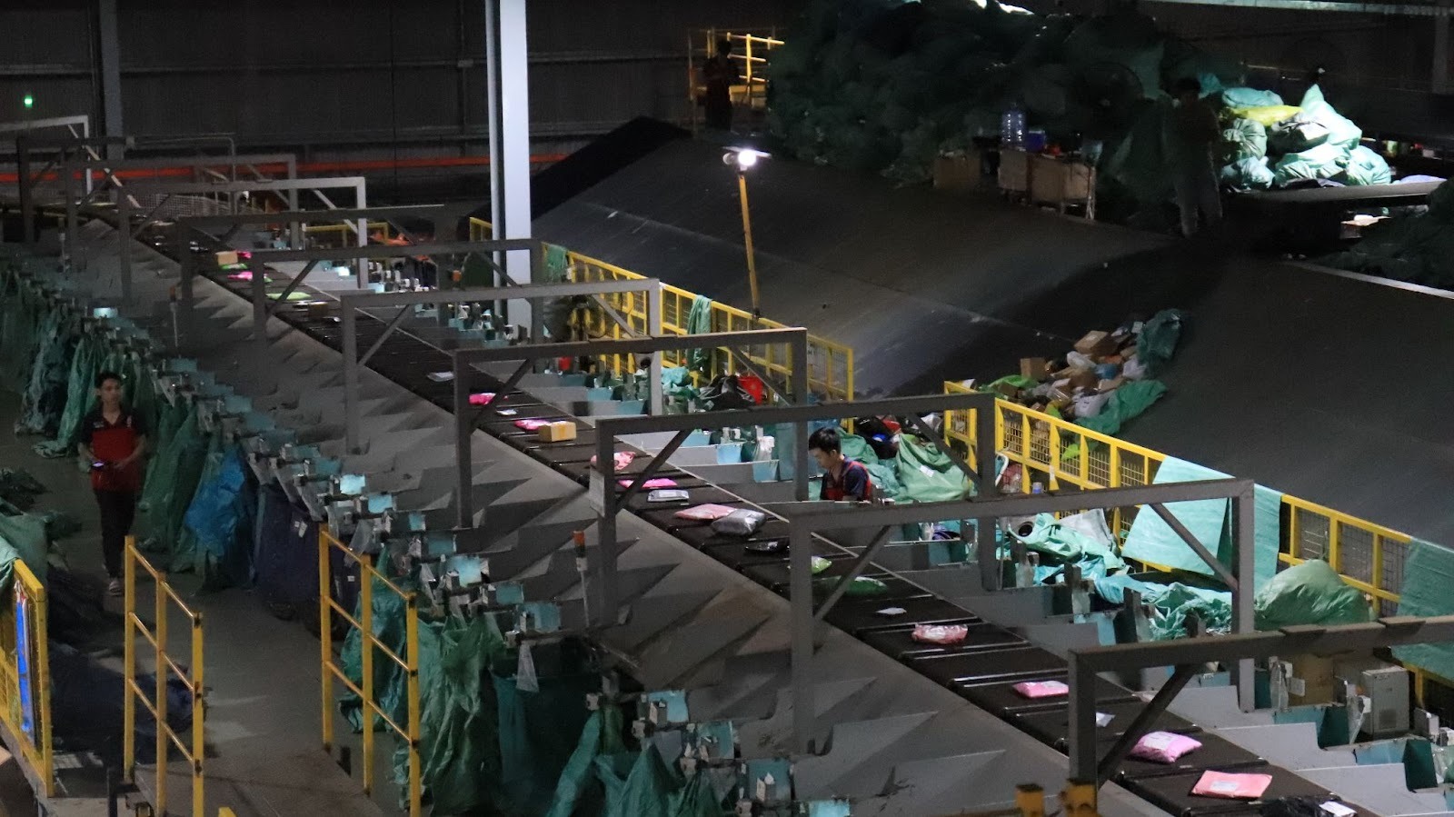 Bên trong một trung tâm giao nhận ngày giáp Tết: nhân viên 