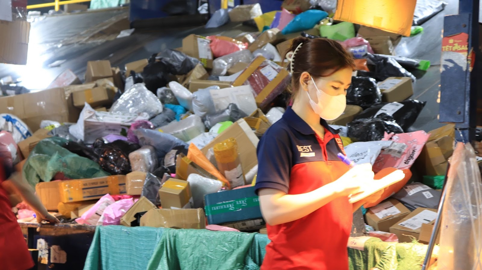 Bên trong một trung tâm giao nhận ngày giáp Tết: nhân viên 