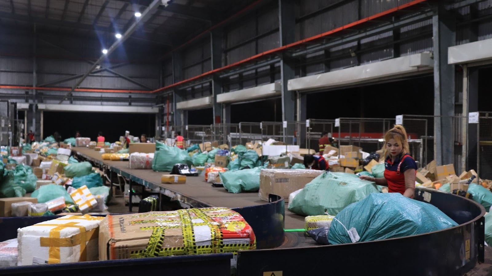 Bên trong một trung tâm giao nhận ngày giáp Tết: nhân viên 