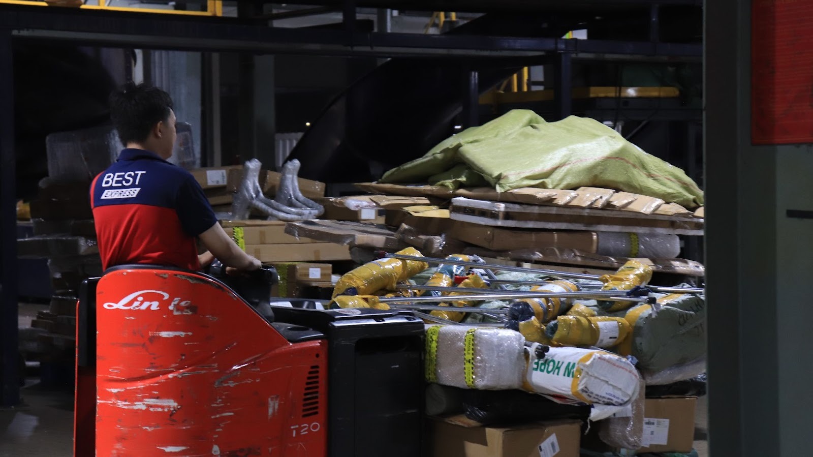 Bên trong một trung tâm giao nhận ngày giáp Tết: nhân viên 