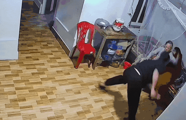 Xôn xao đoạn clip con trai đánh mẹ gãy tay tối mùng 3 Tết- Ảnh 1.