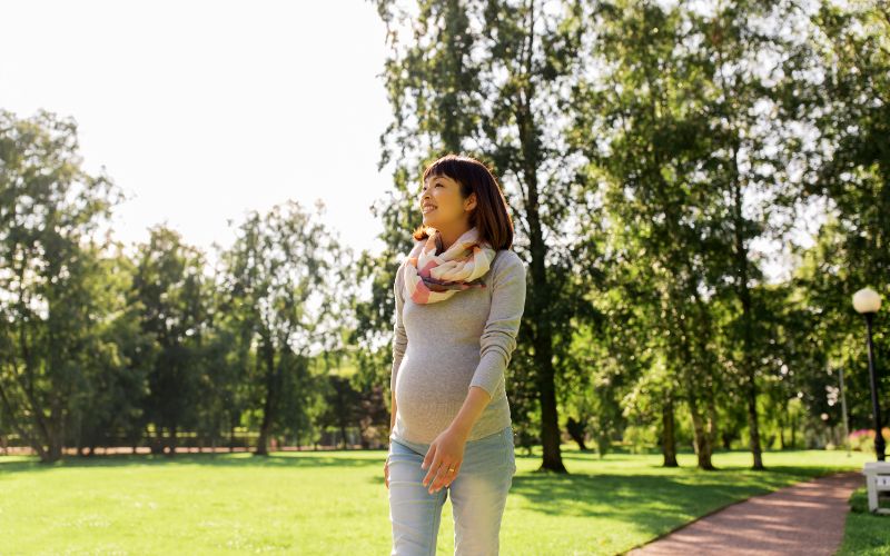 6 cách đơn giản nhưng hiệu quả giúp bà bầu giảm đau lưng - Ảnh 3.