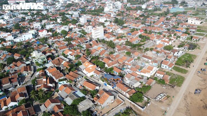 Độc đáo ngôi làng '100% nhà lợp mái đỏ' bên biển Đắk Lắk- Ảnh 12.