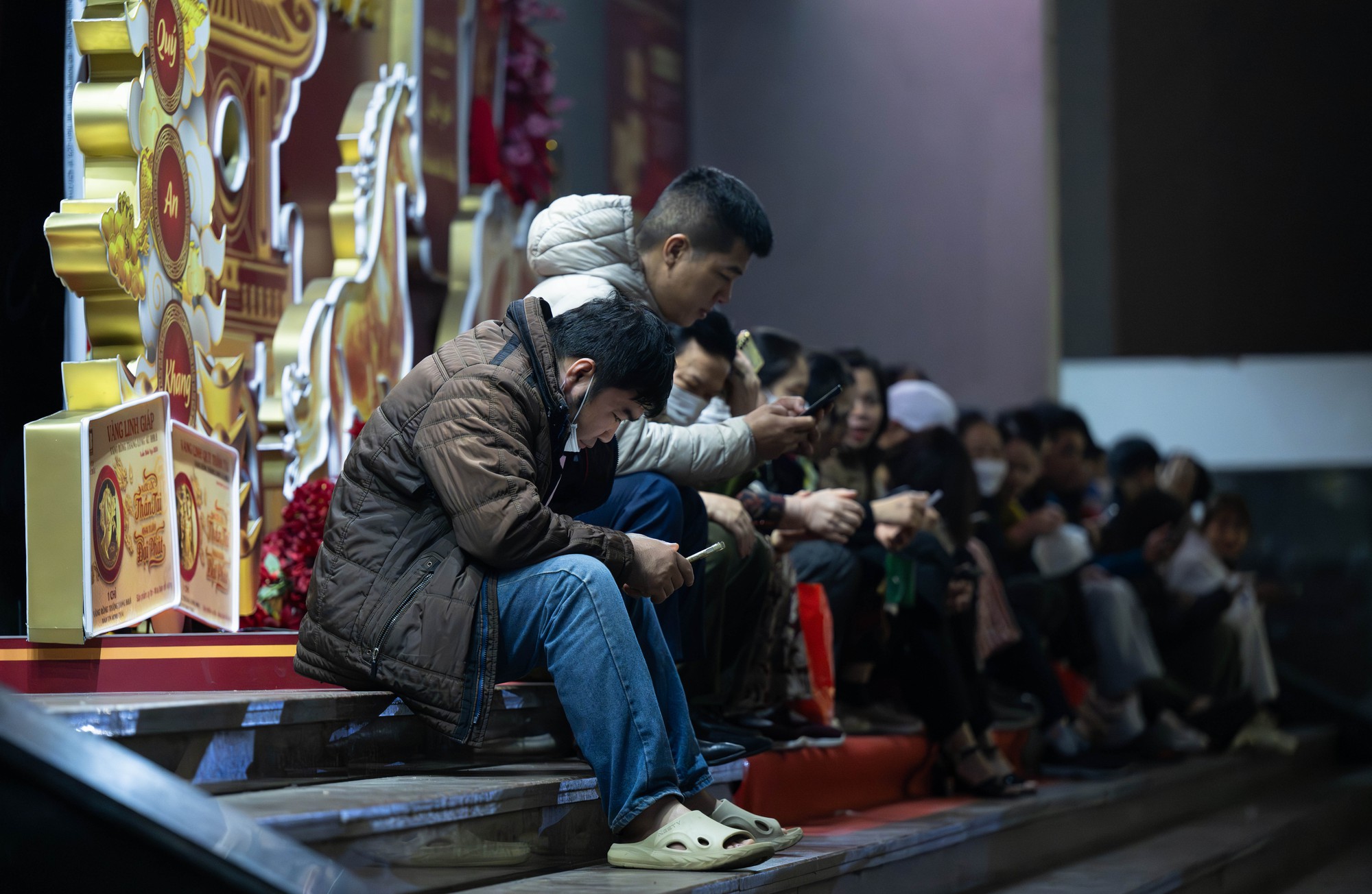 Cảnh tượng khó tin lúc 3h sáng trên phố Cầu Giấy trước ngày Vía Thần tài- Ảnh 7.