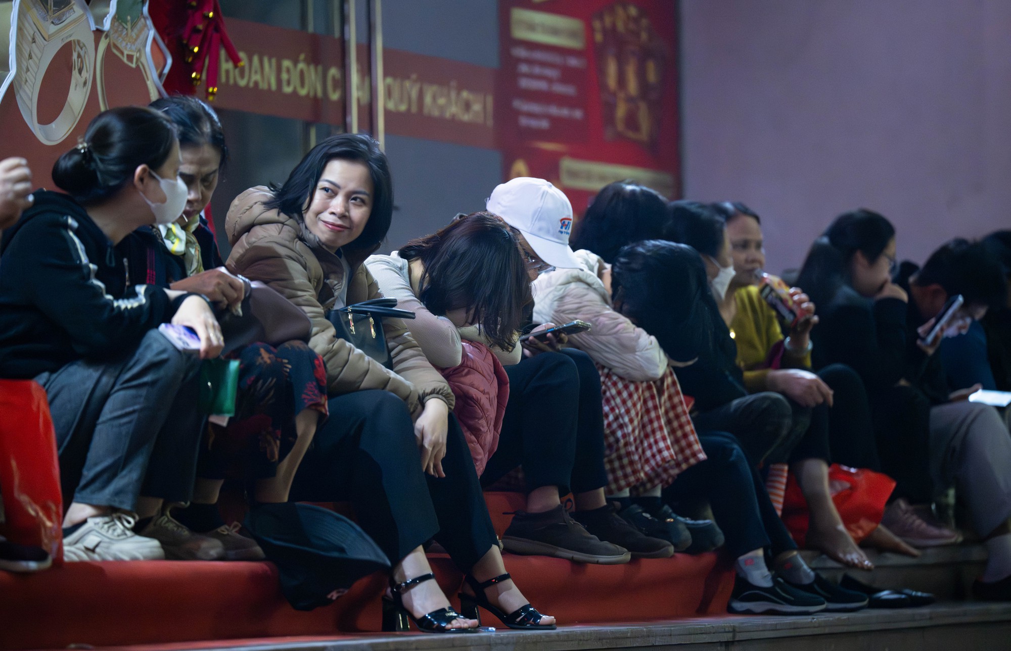 Cảnh tượng khó tin lúc 3h sáng trên phố Cầu Giấy trước ngày Vía Thần tài- Ảnh 6.