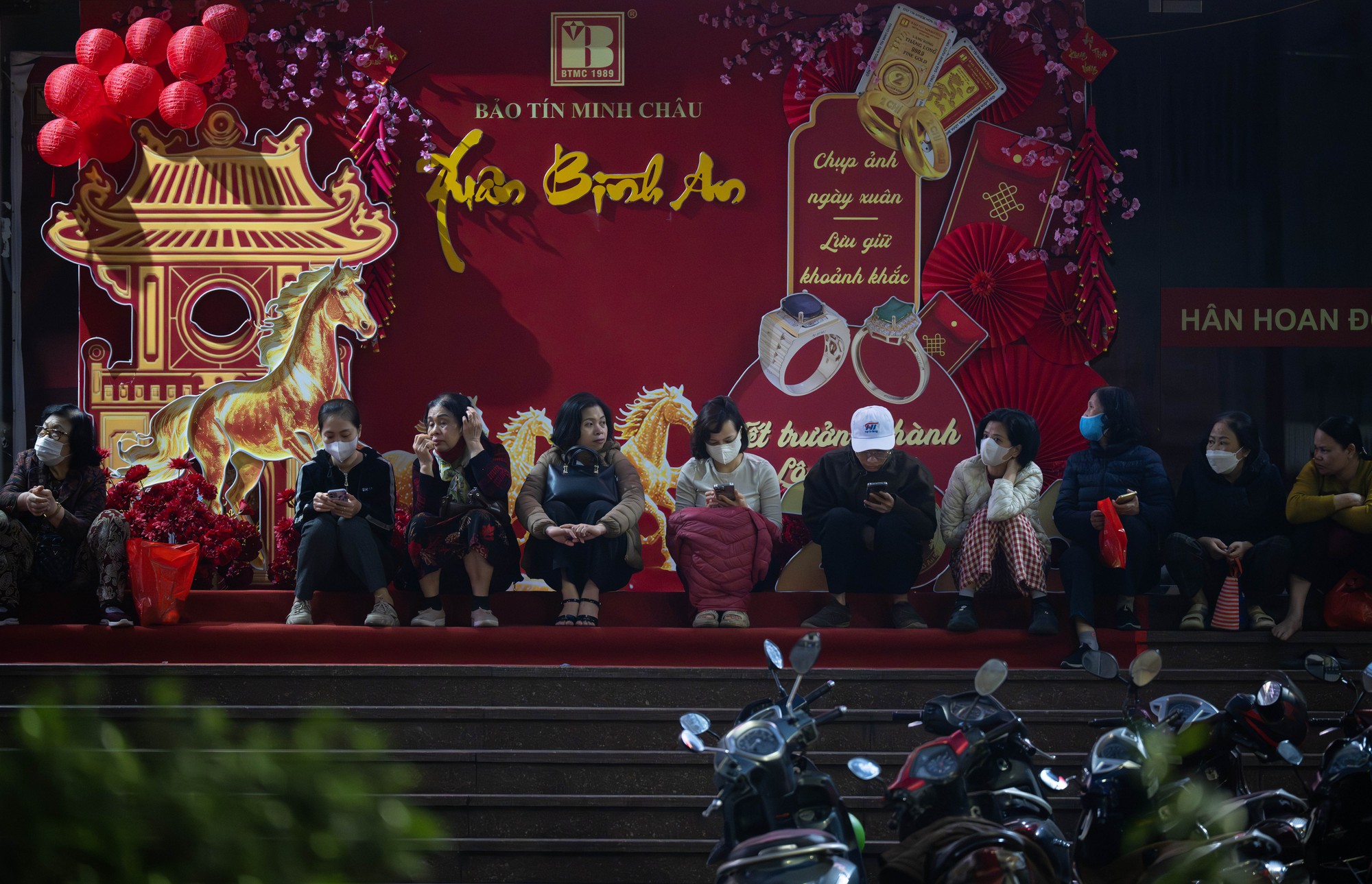 Cảnh tượng khó tin lúc 3h sáng trên phố Cầu Giấy trước ngày Vía Thần tài- Ảnh 1.