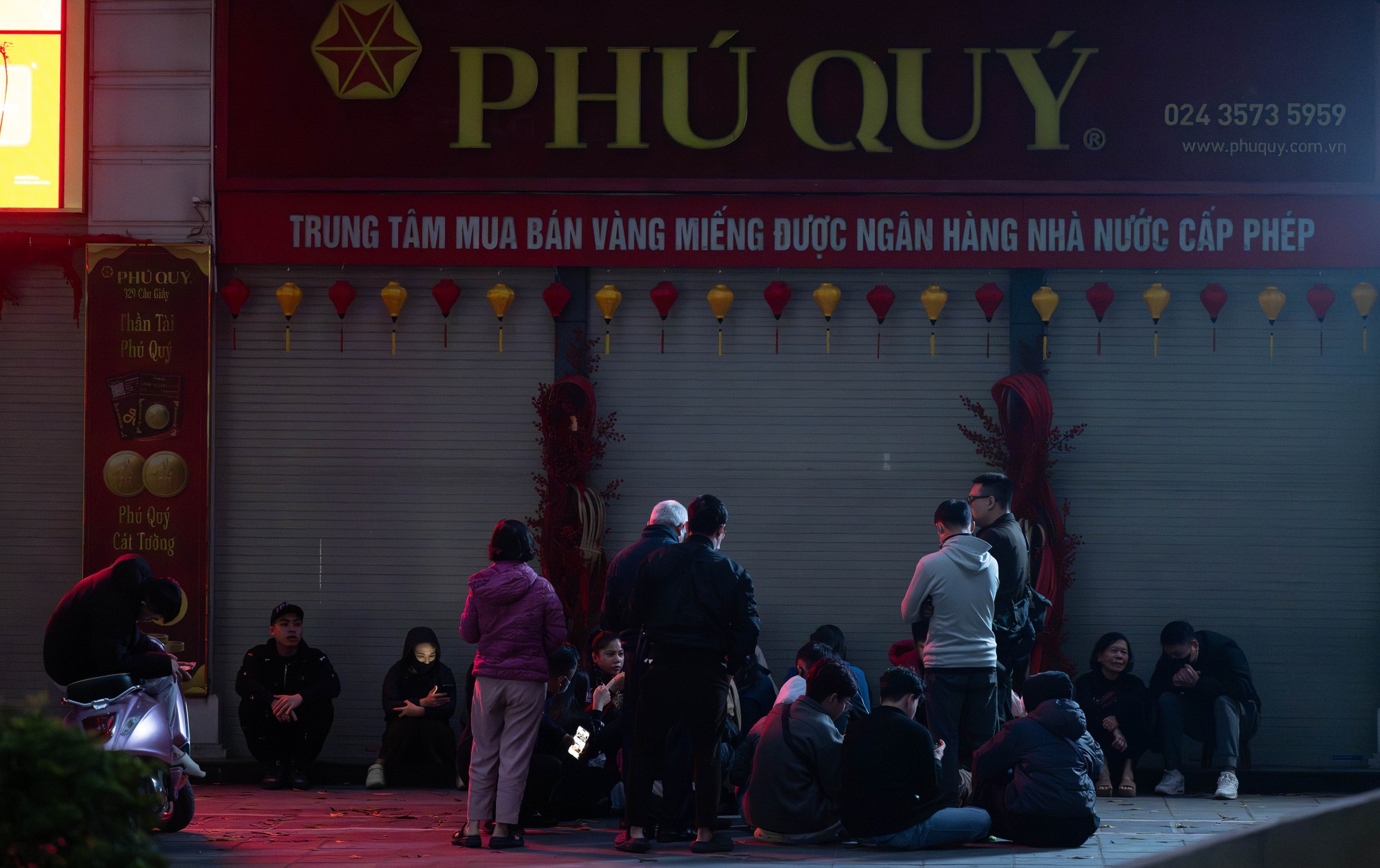 Cảnh tượng khó tin lúc 3h sáng trên phố Cầu Giấy trước ngày Vía Thần tài- Ảnh 2.