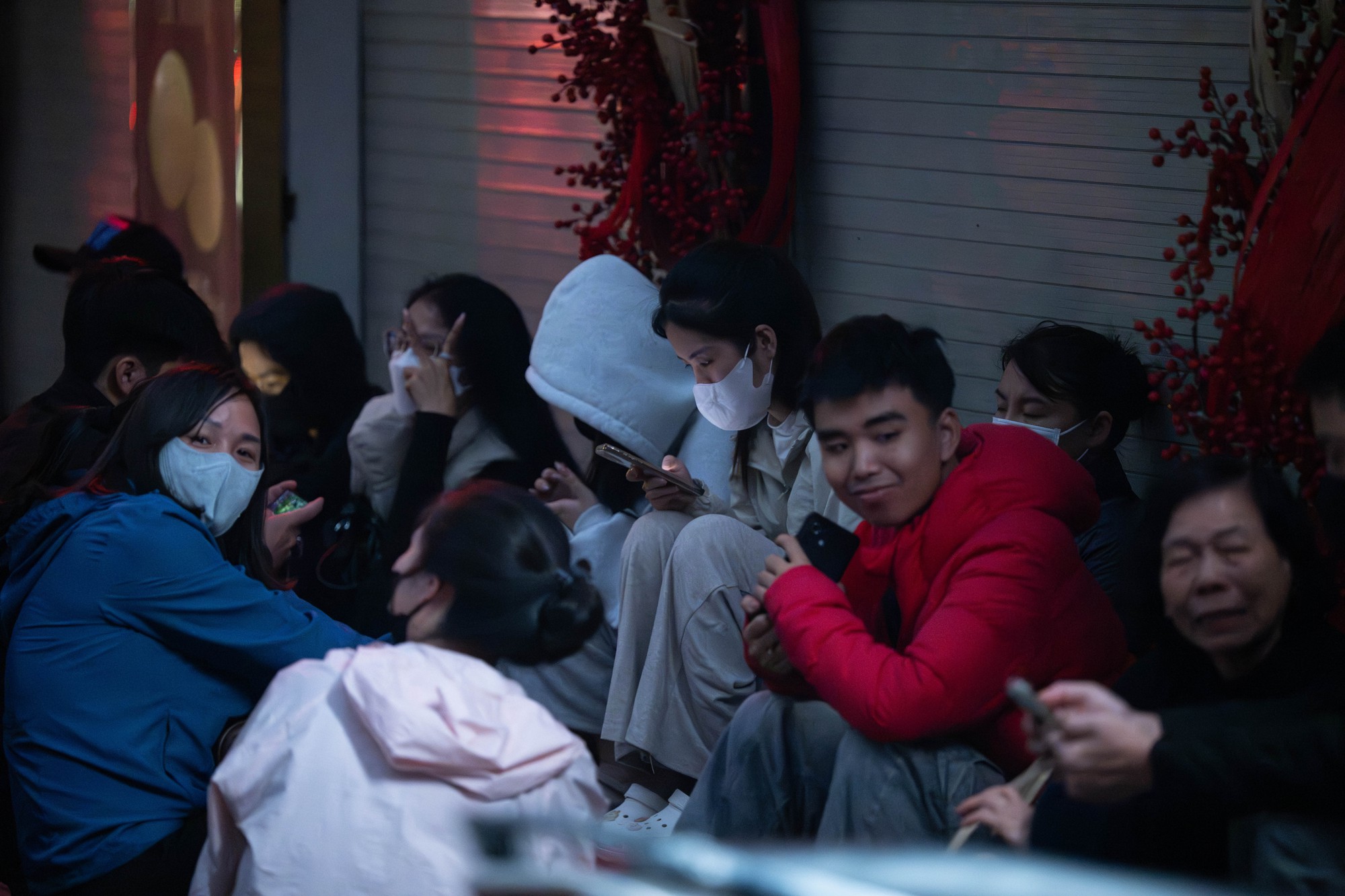 Cảnh tượng khó tin lúc 3h sáng trên phố Cầu Giấy trước ngày Vía Thần tài- Ảnh 5.