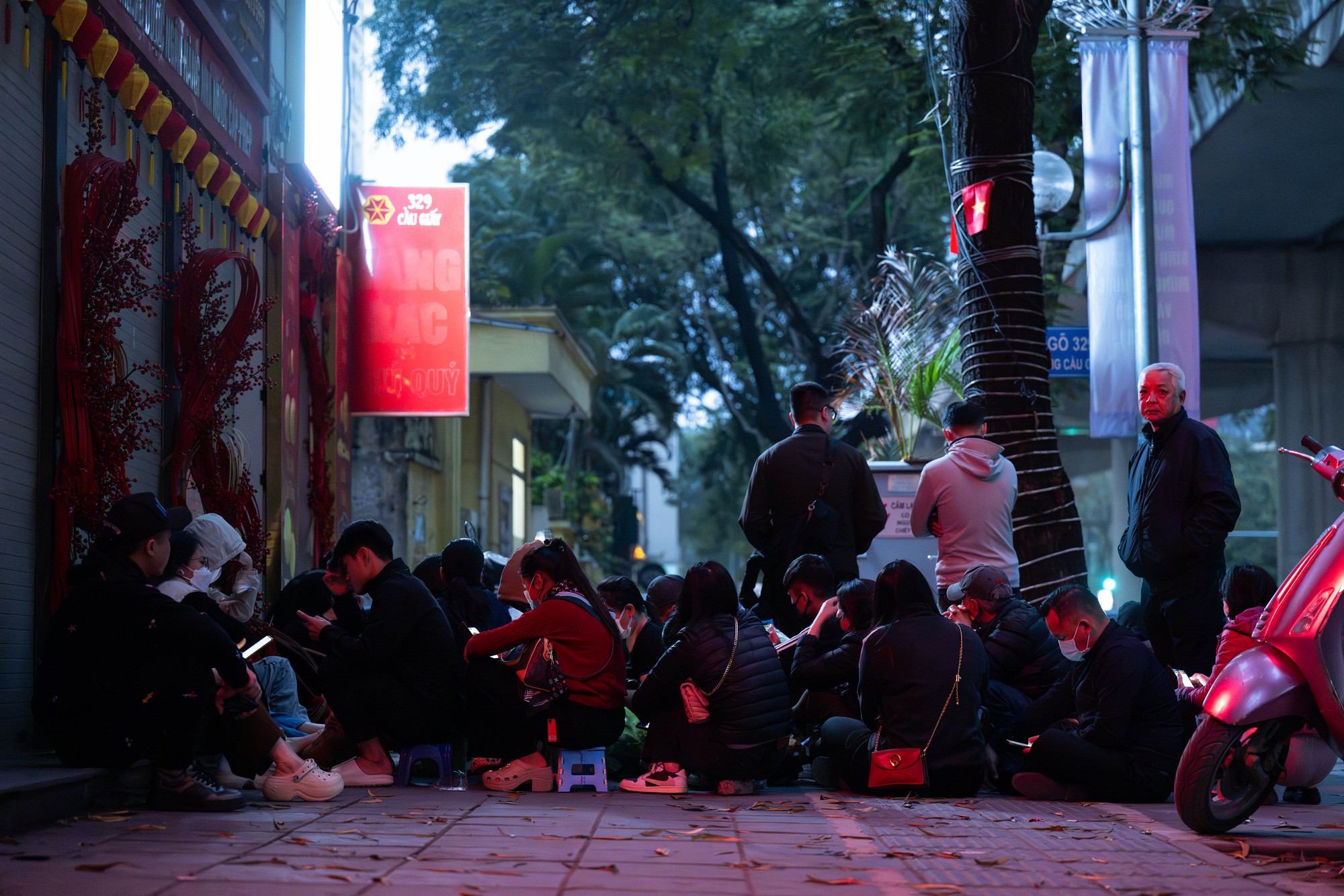 Cảnh tượng khó tin lúc 3h sáng trên phố Cầu Giấy trước ngày Vía Thần tài- Ảnh 3.