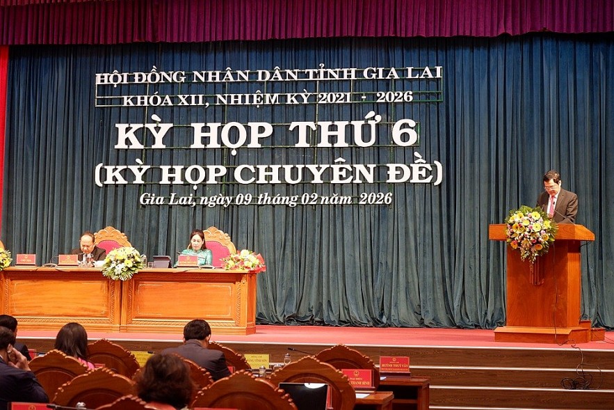 Ông Trần Cang, Giám đốc Sở Tài chính tỉnh Gia Lai trình bày các tờ trình liên quan đến bố trí ngân sách.