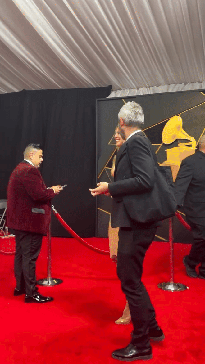 Siêu mẫu 52 tuổi gây tranh cãi với váy giả khỏa thân, đi lại không nổi tại Grammy- Ảnh 3. Siêu mẫu 52 tuổi gây tranh cãi với váy giả khỏa thân, đi lại không nổi tại Grammy- Ảnh 3.