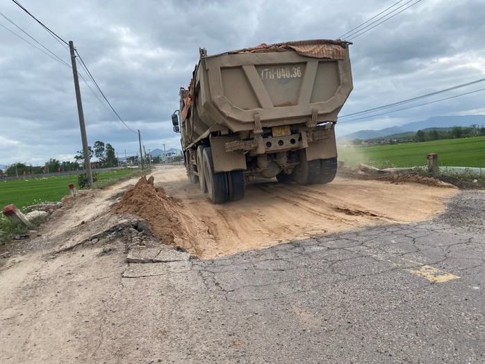 Yêu cầu siết chặt xe chở đất thi công sân bay Phù Cát vì cày nát tuyến ĐT 638- Ảnh 1. Yêu cầu siết chặt xe chở đất thi công sân bay Phù Cát vì cày nát tuyến ĐT 638- Ảnh 1.