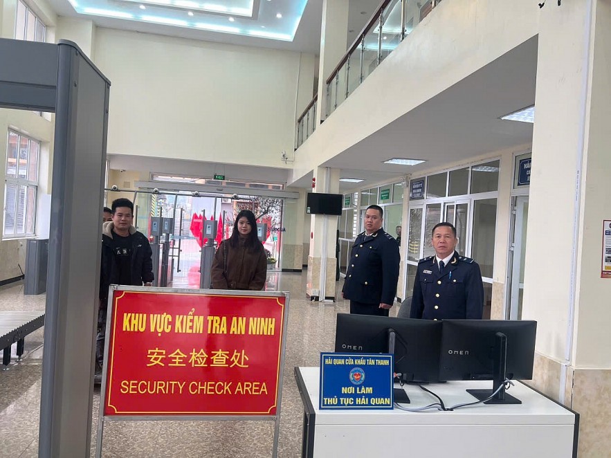 Hải quan làm thủ tục gần 310 xe hàng, hơn 18.700 lượt hành khách qua cửa khẩu Lạng Sơn