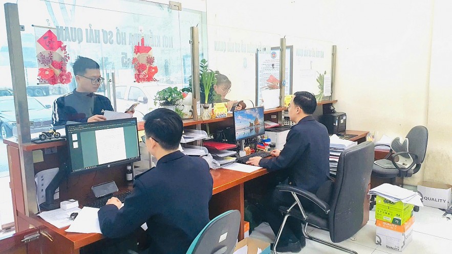 Hải quan làm thủ tục gần 310 xe hàng, hơn 18.700 lượt hành khách qua cửa khẩu Lạng Sơn