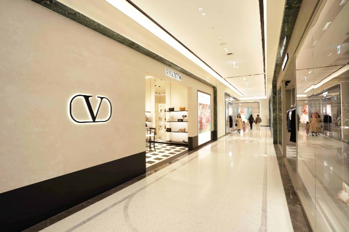 Người Hàn vung tiền mua đồ hiệu có 