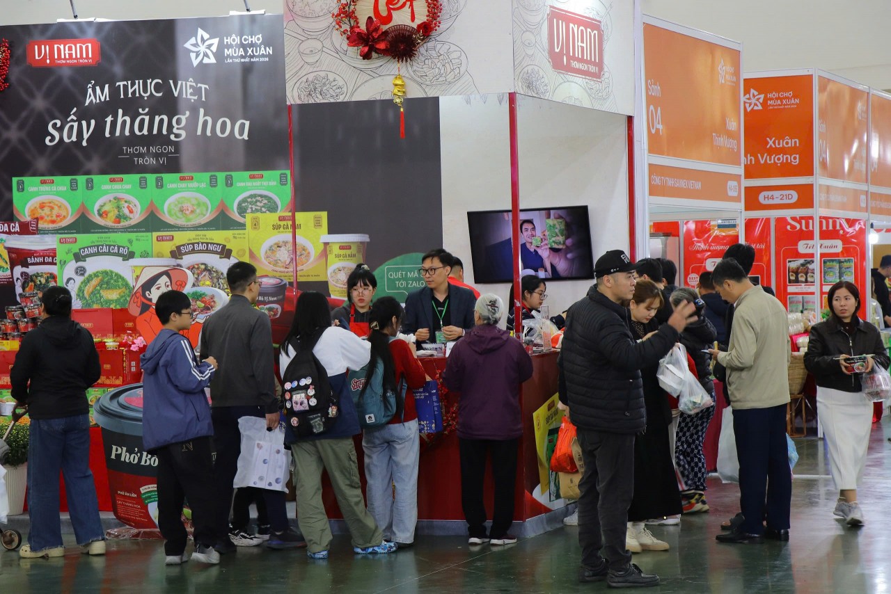 Chủ nhật sôi động tại Hội chợ Mùa Xuân 2026: Người dân nô nức sắm Tết
