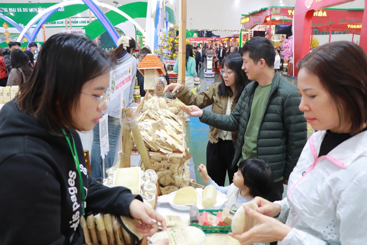 Chủ nhật sôi động tại Hội chợ Mùa Xuân 2026: Người dân nô nức sắm Tết