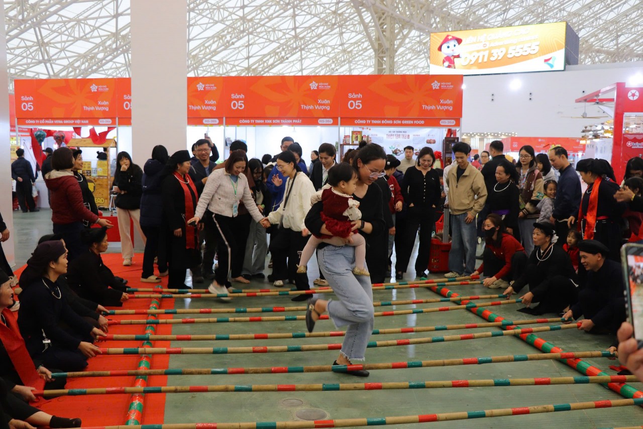 Chủ nhật sôi động tại Hội chợ Mùa Xuân 2026: Người dân nô nức sắm Tết