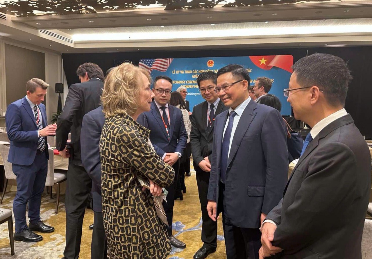 Quyền Bộ trưởng Bộ Công thương trao đổi với Giám đốc cơ quan Thương mại quốc tế Hoa Kỳ và Phó Chủ tịch AmCham