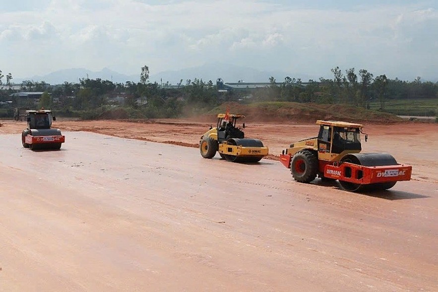 Công trình thi công Dự án đầu tư xây dựng đường cất hạ cánh số 2 và các công trình đồng bộ tại khu bay Cảng hàng không Phù Cát. Ảnh: H.Q.