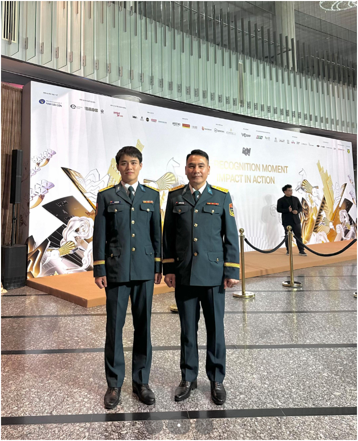 Đại tá, phi công cấp 1 Nguyễn Thế Dũng đứng cạnh Đại uý Đào Văn Bình: Phía sau bức ảnh gây bão mạng- Ảnh 1.