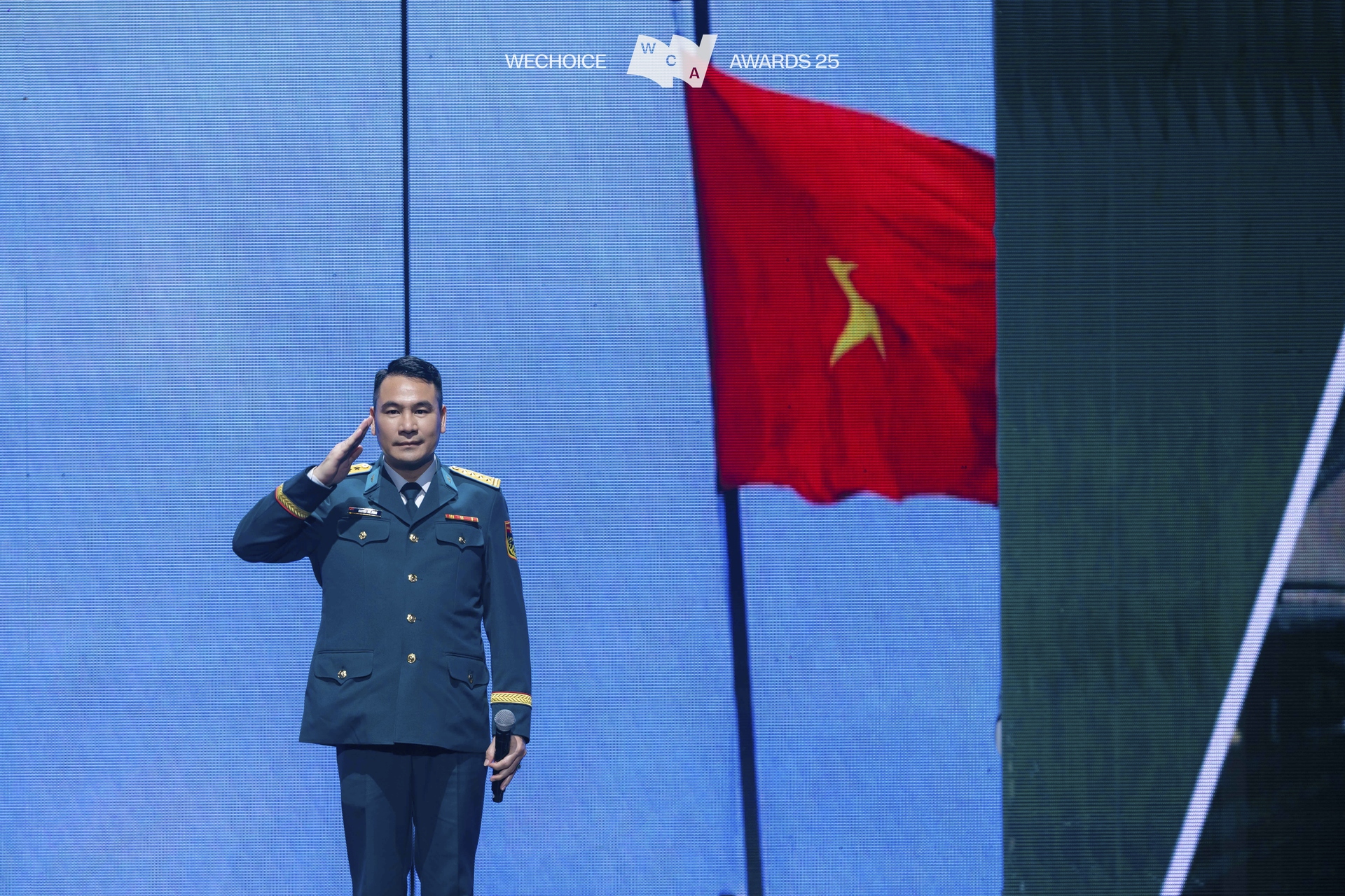 Đại tá, phi công cấp 1 Nguyễn Thế Dũng đứng cạnh Đại uý Đào Văn Bình: Phía sau bức ảnh gây bão mạng- Ảnh 4.