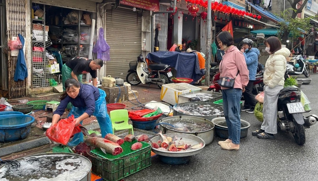 Thị trường ngày mùng 4 Tết Bính Ngọ 2026: Cung ứng thông suốt, giá cả được kiểm soát Thị trường ngày mùng 4 Tết Bính Ngọ 2026: Cung ứng thông suốt, giá cả được kiểm soát