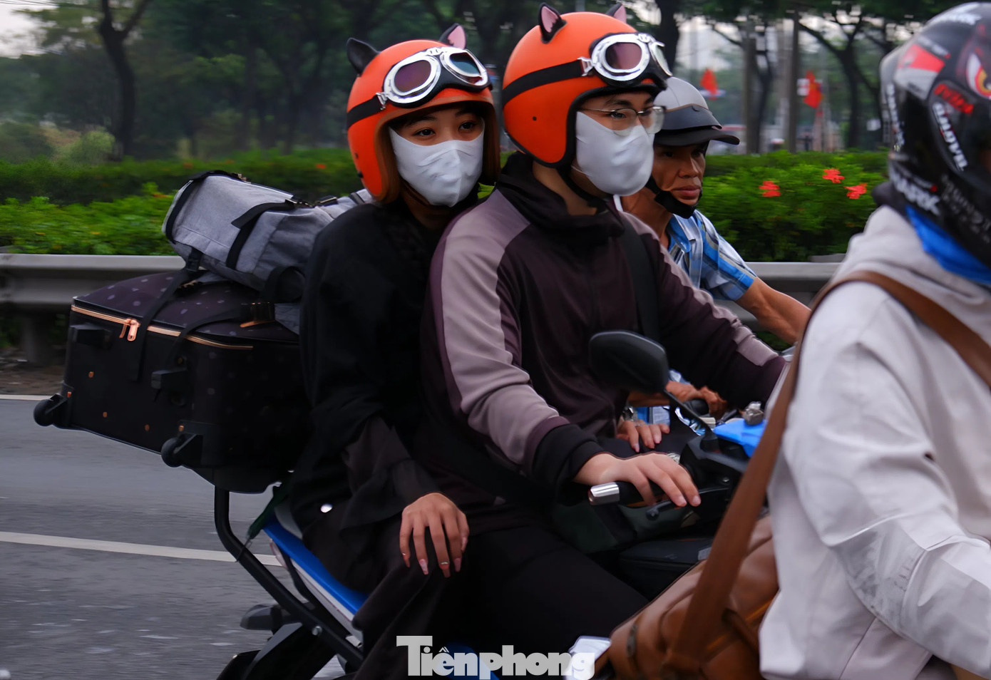 Cửa ngõ TPHCM chật kín người về quê đón Tết trong mưa trái mùa- Ảnh 4.