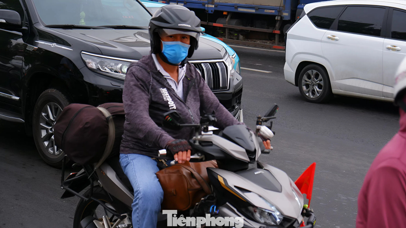 Cửa ngõ TPHCM chật kín người về quê đón Tết trong mưa trái mùa- Ảnh 5.