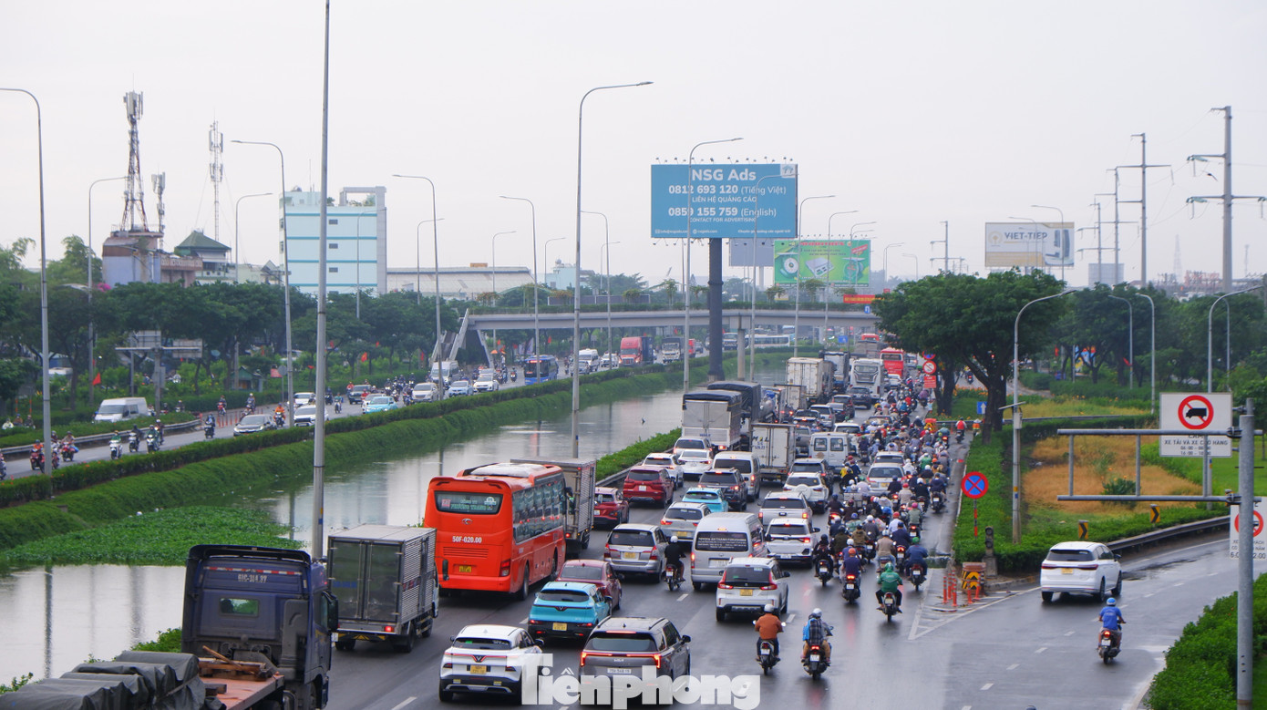 Cửa ngõ TPHCM chật kín người về quê đón Tết trong mưa trái mùa- Ảnh 2.
