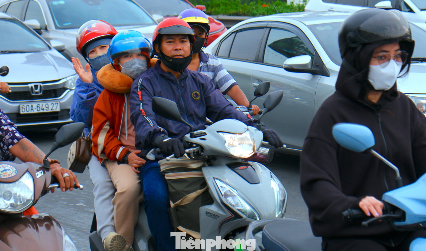 Cửa ngõ TPHCM chật kín người về quê đón Tết trong mưa trái mùa- Ảnh 3.