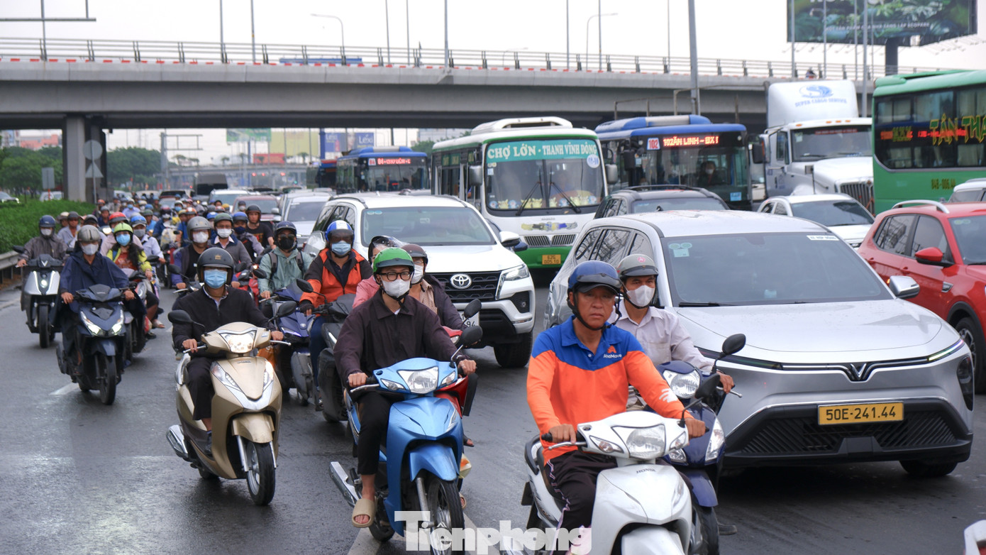 Cửa ngõ TPHCM chật kín người về quê đón Tết trong mưa trái mùa- Ảnh 7.