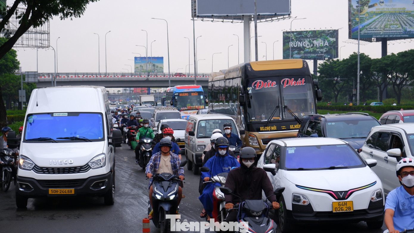 Cửa ngõ TPHCM chật kín người về quê đón Tết trong mưa trái mùa- Ảnh 6.